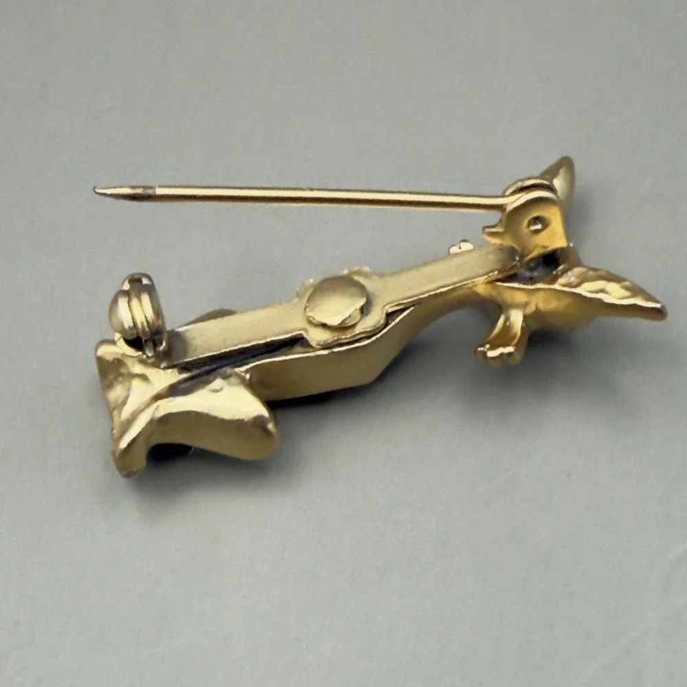 Vintage Gold Tone Sitting Cat Brooch Pin Minimalist Feline Kitty Unsigned
